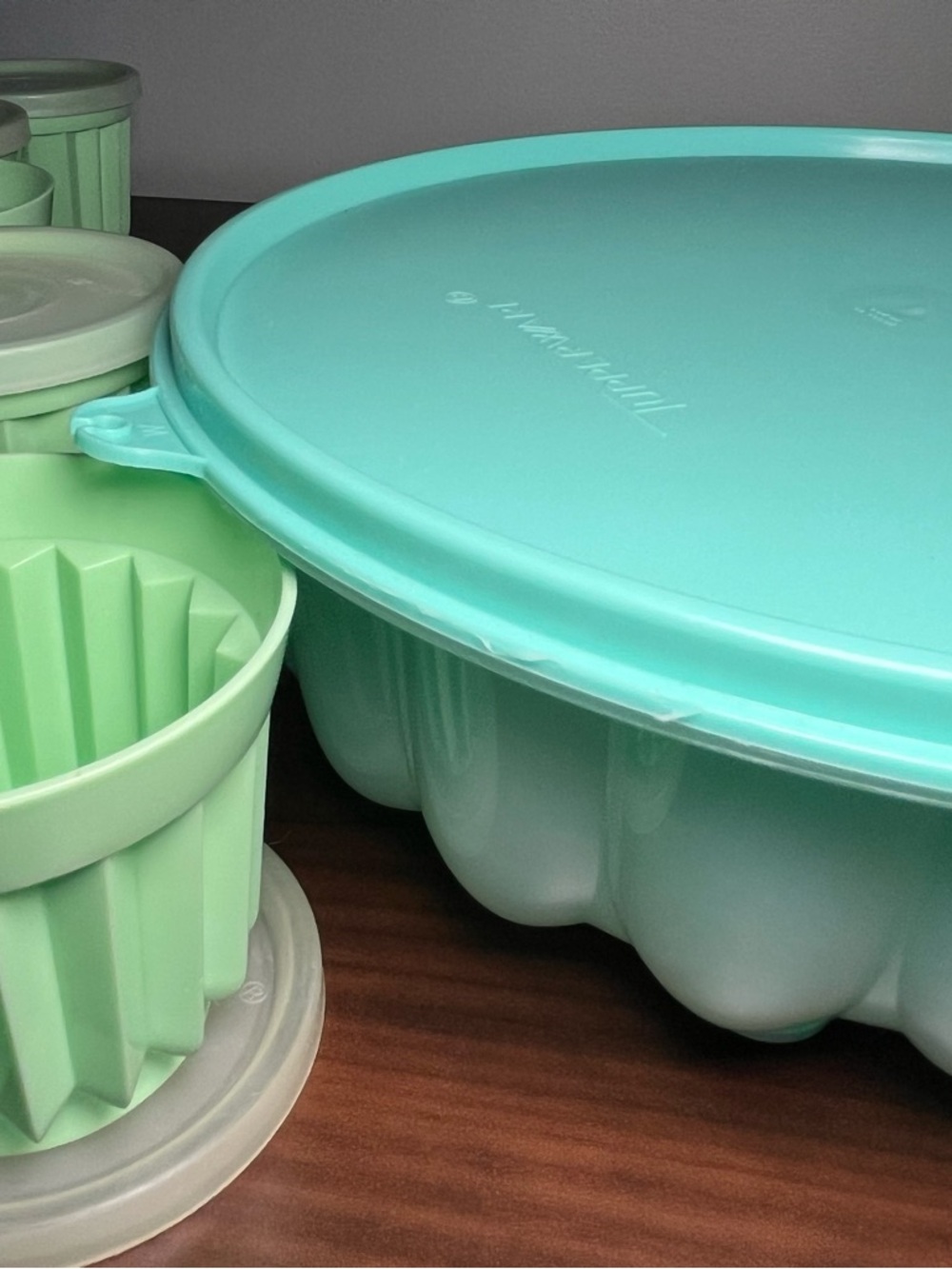 Iconic vintage Tupperware fluted Jello mold set with 6 individual mold. - Picture 5 of 15